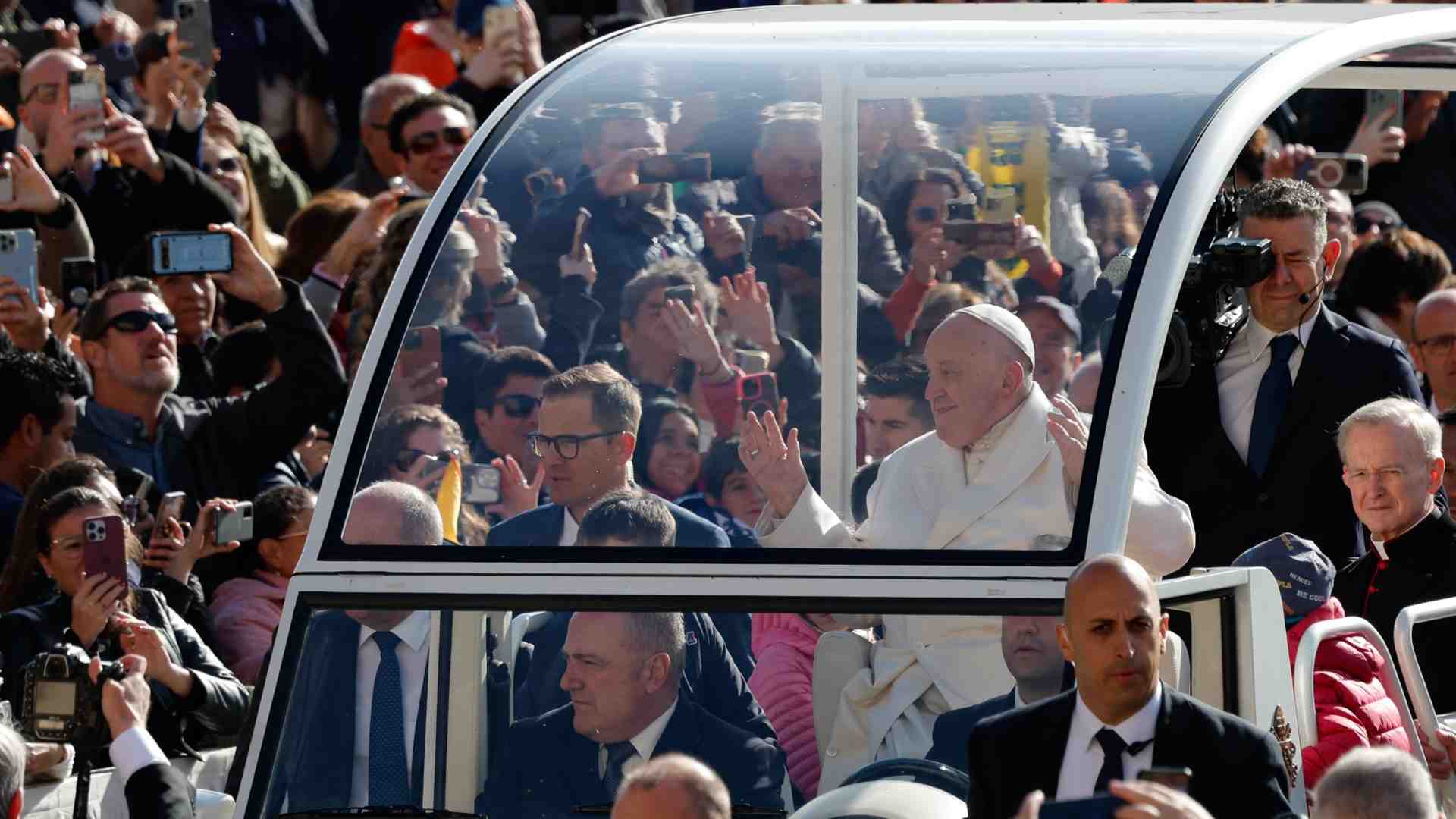 Immagine di Il Papa: «Fede, speranza e carità per non cadere nella superbia»