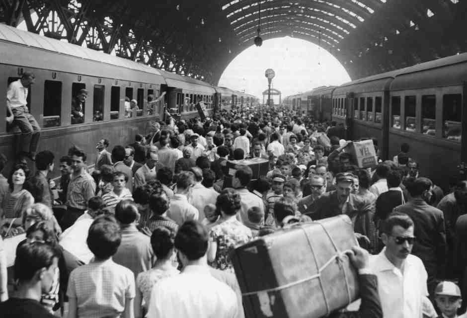  La stazione di Milano Centrale durante le vacanze estive del 1961 - foto via Getty Images