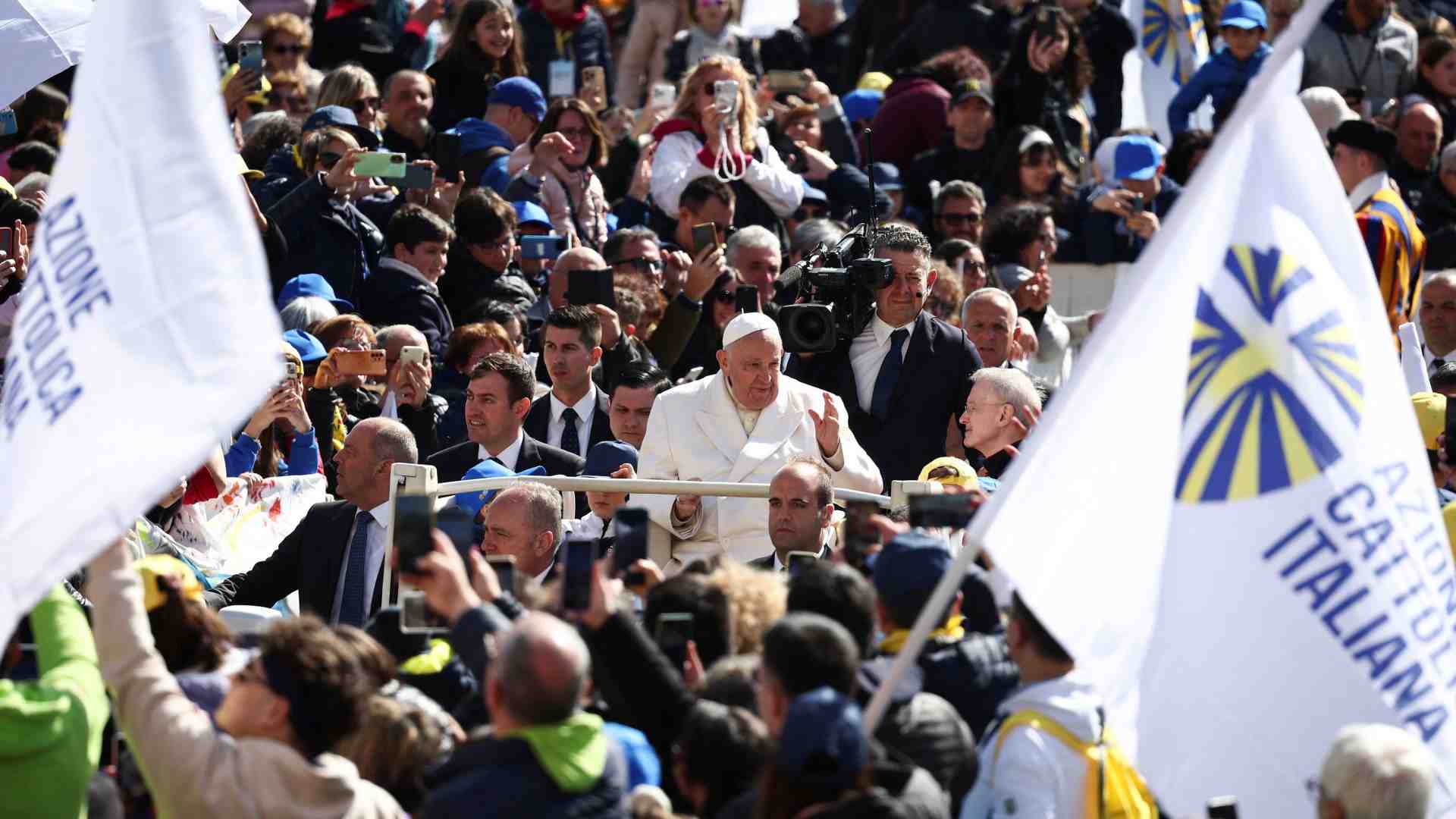 Immagine di Il Papa all'Azione Cattolica: «Cultura dell'abbraccio via di pace»