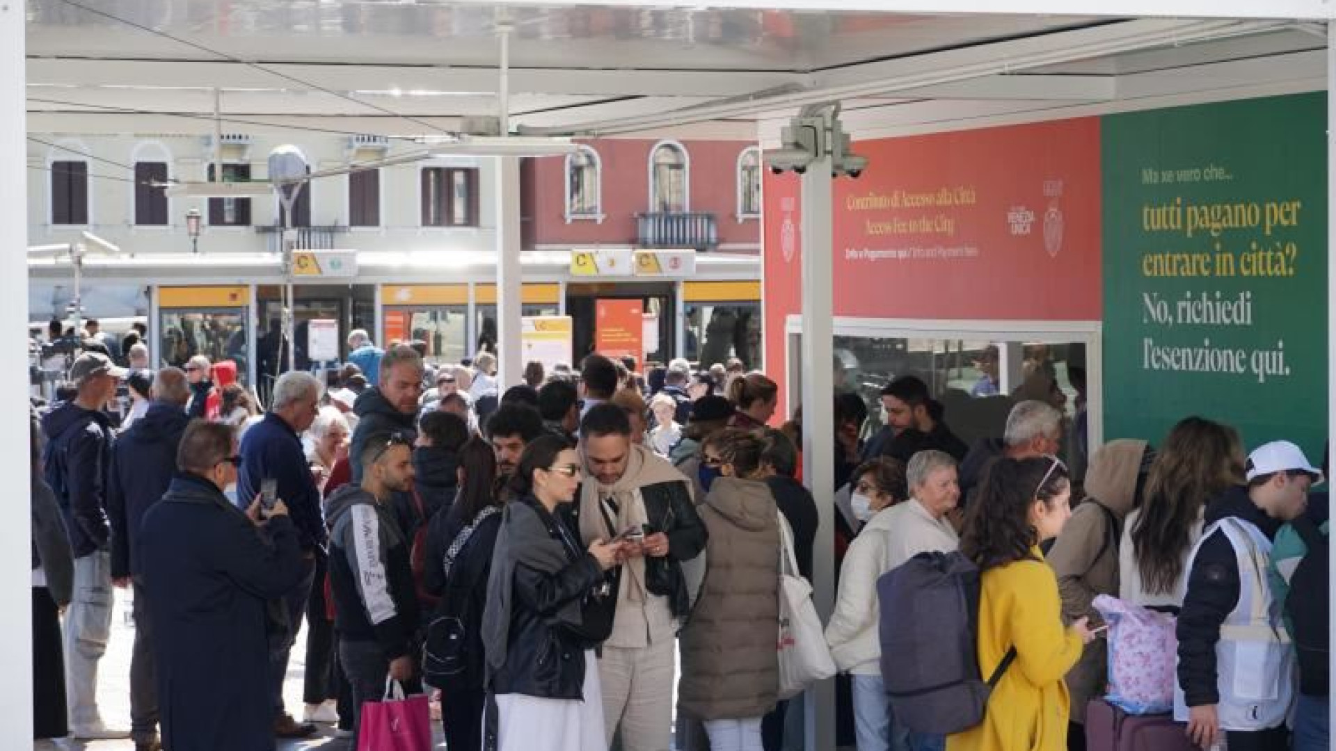 Immagine di Proteste e controlli nel primo giorno di ticket