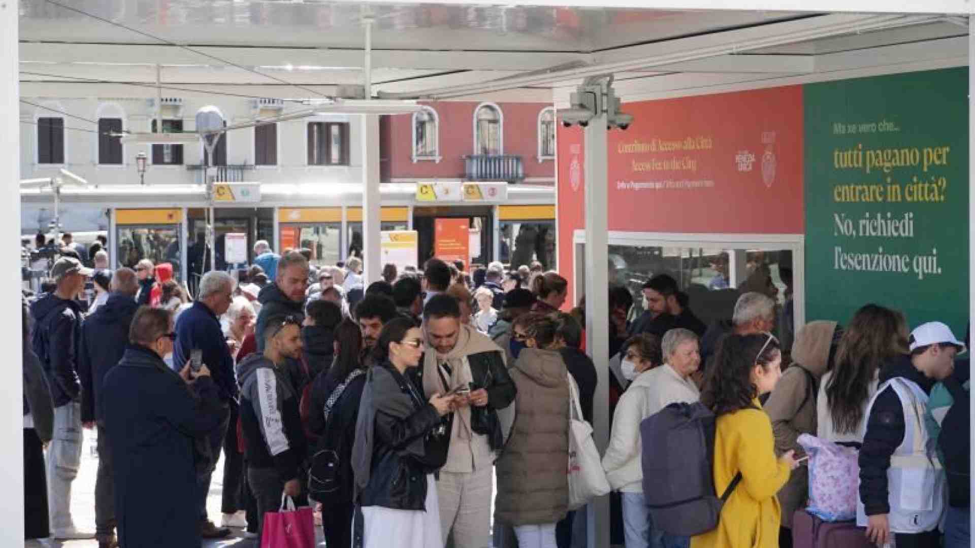 Immagine di Proteste e controlli nel primo giorno di ticket