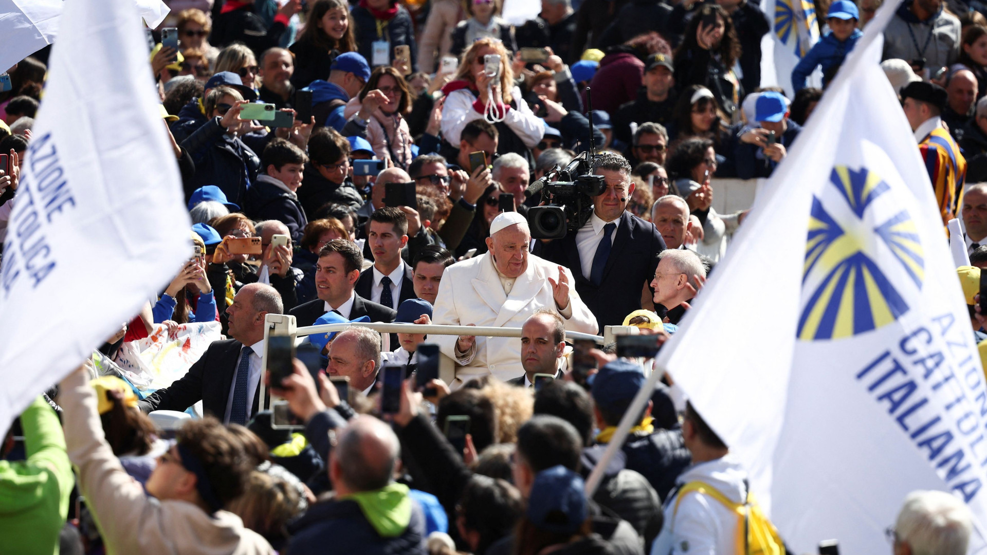 Immagine di Il Papa all'Azione Cattolica: «Cultura dell'abbraccio via di pace»