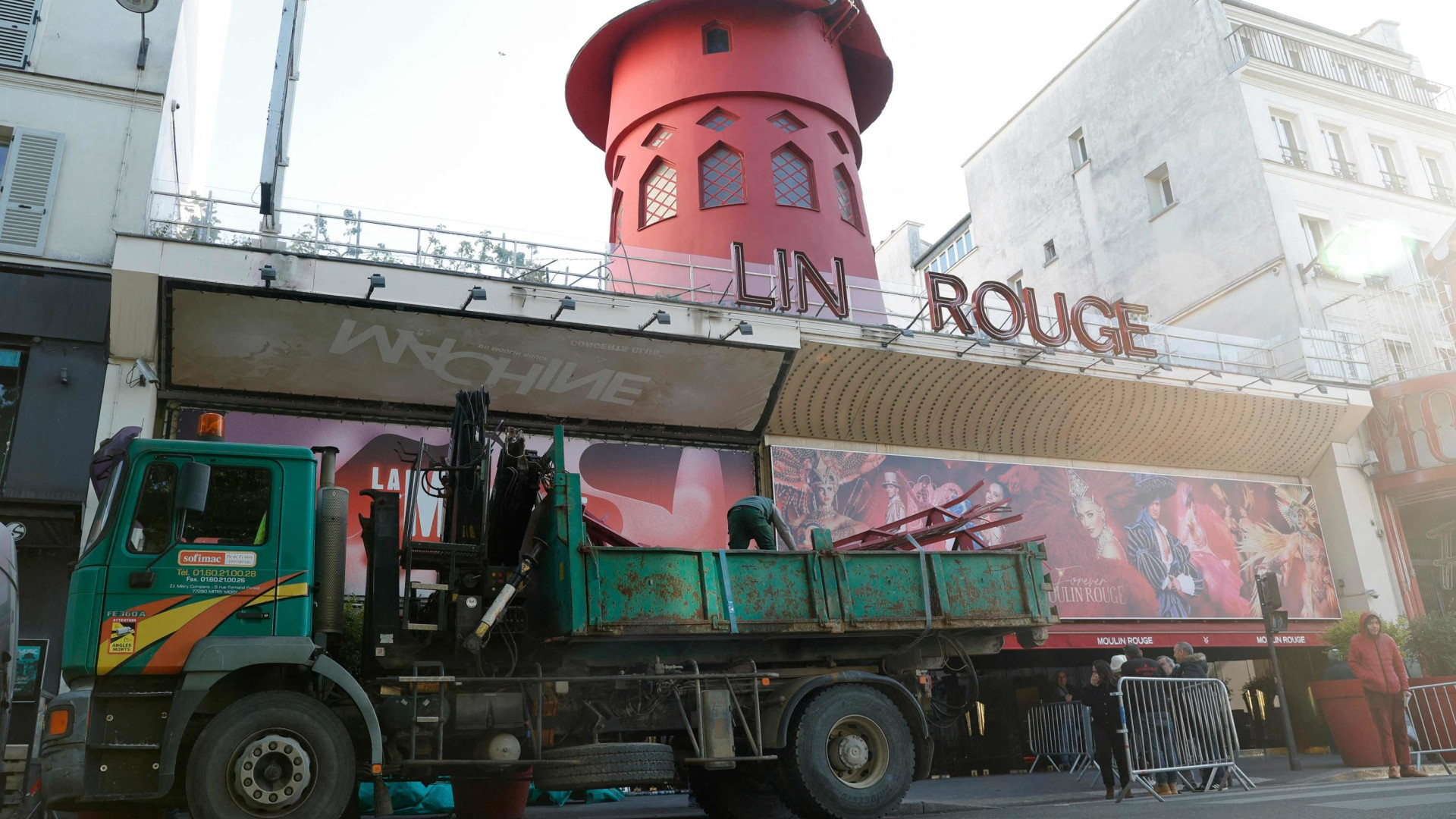 Immagine di Cadono lettere e pale: il «Moulin Rouge» chiude per incidente