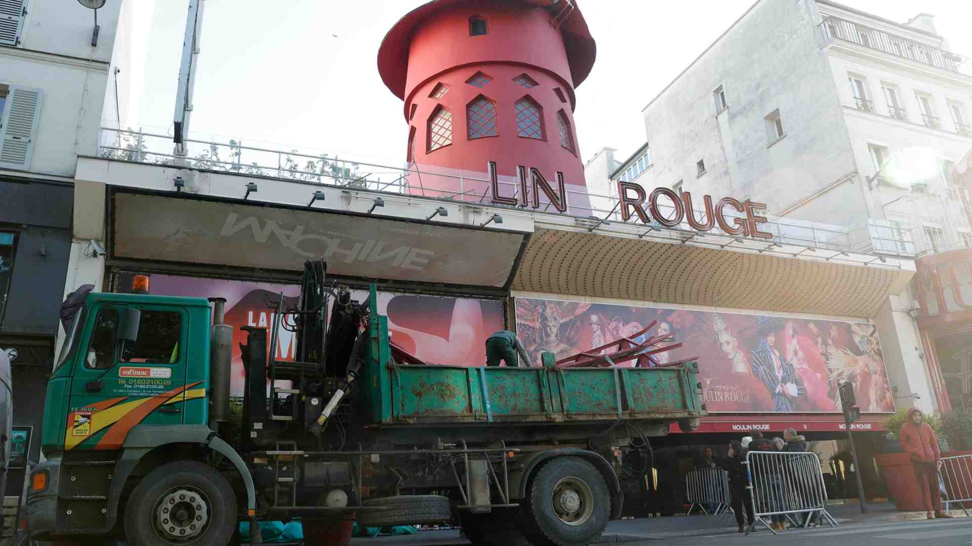 Immagine di Cadono lettere e pale: il «Moulin Rouge» chiude per incidente
