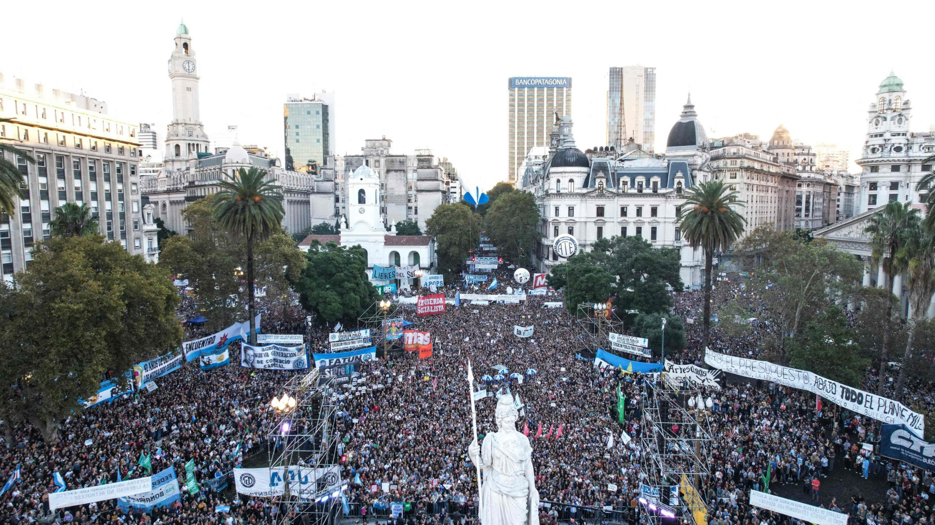 Immagine di L'Argentina alla prova della motosega: centinaia di migliaia in piazza