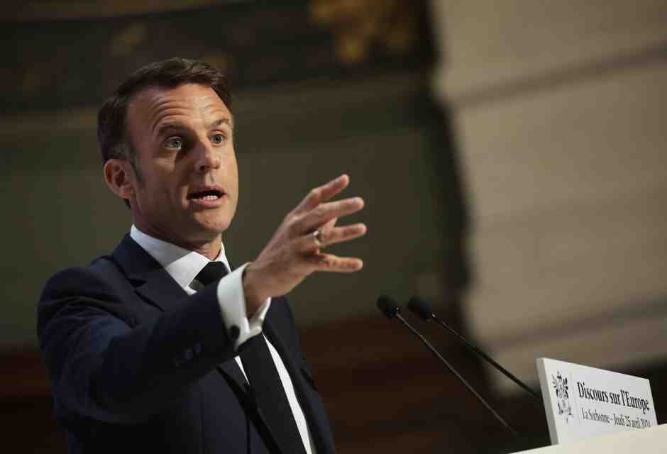 Il presidente francese Emmanuel Macron (foto Epa, via Ansa)