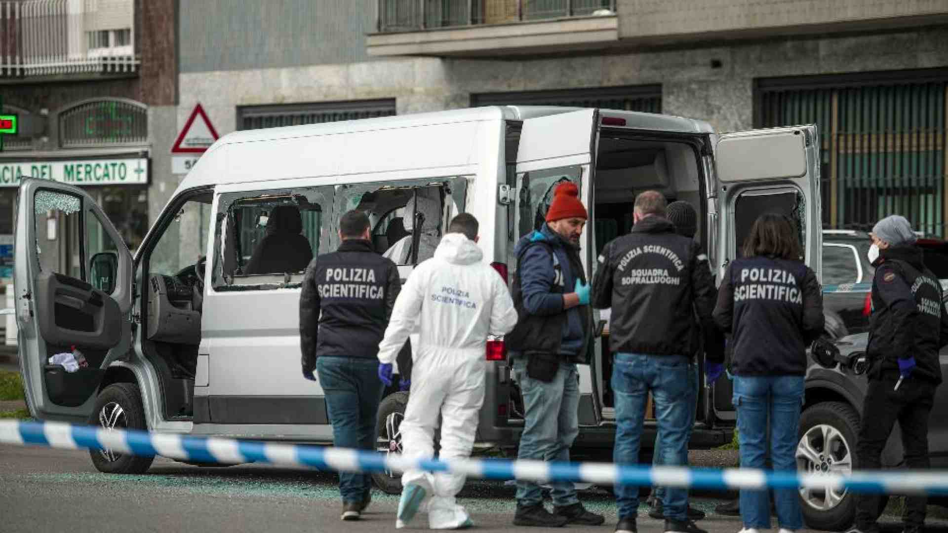 Immagine di Sparatoria a Milano, diciottenne ucciso in un furgone in periferia