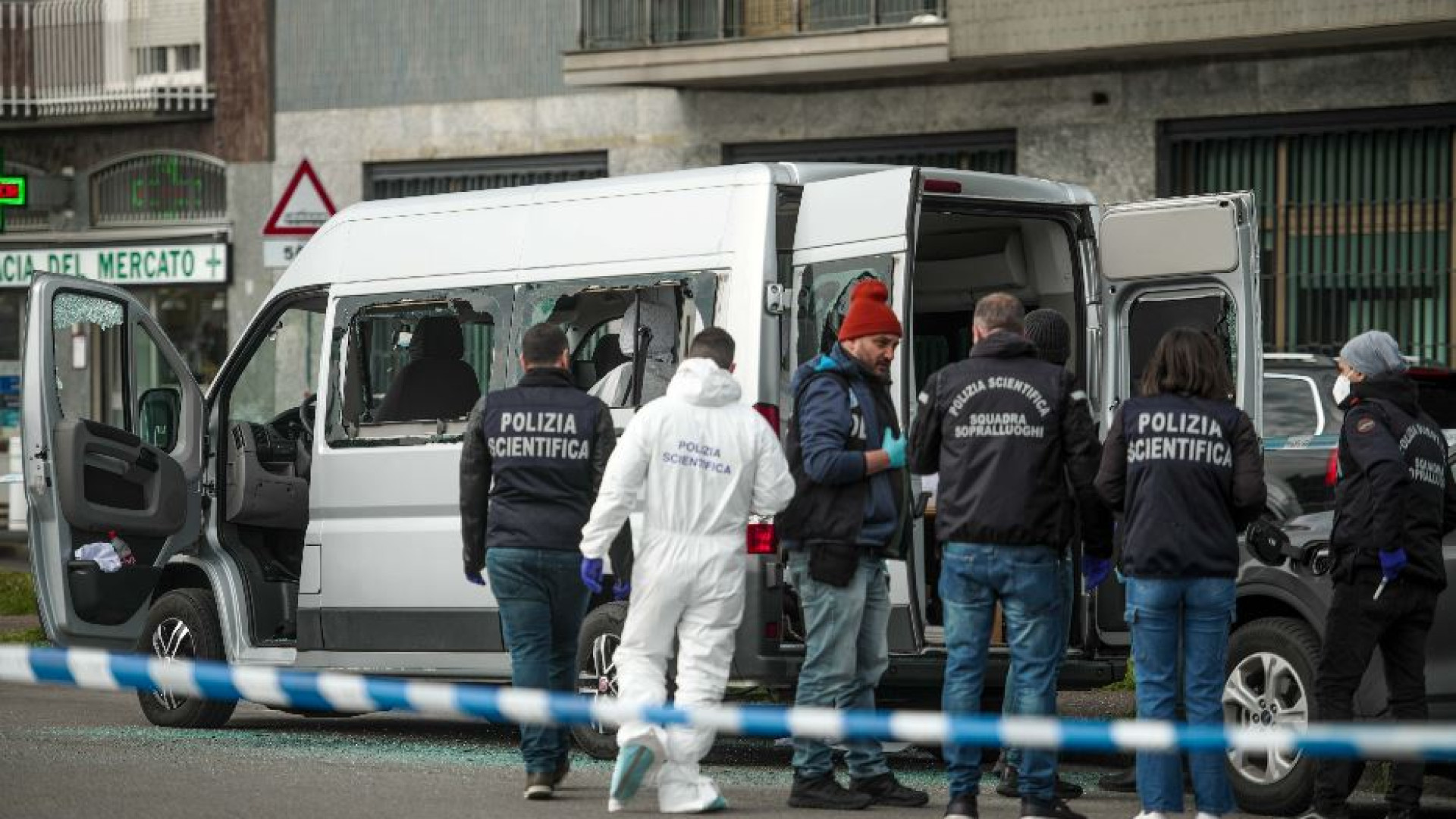 Immagine di Sparatoria a Milano, diciottenne ucciso in un furgone in periferia