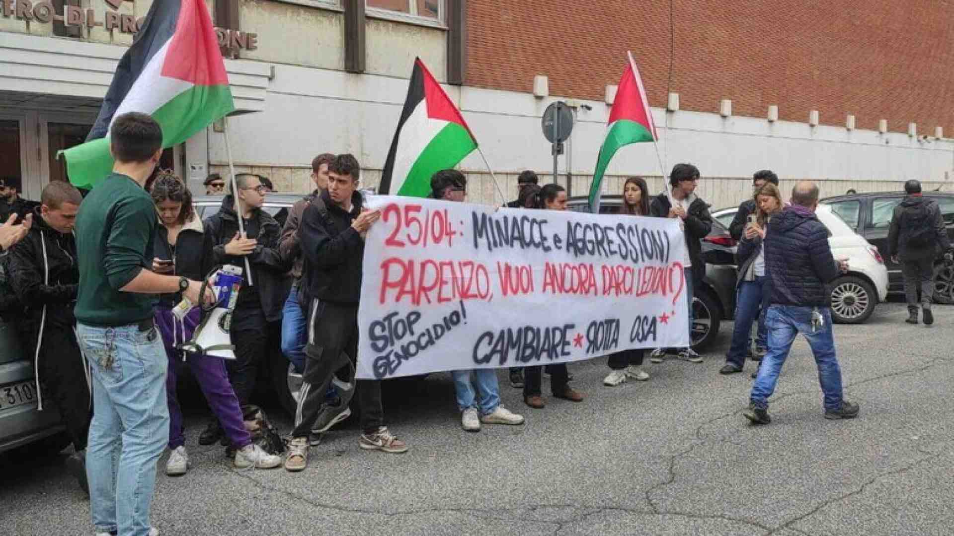 Immagine di I collettivi studenteschi pro Palestina davanti agli studi di La7: "Parenzo, facci salire"