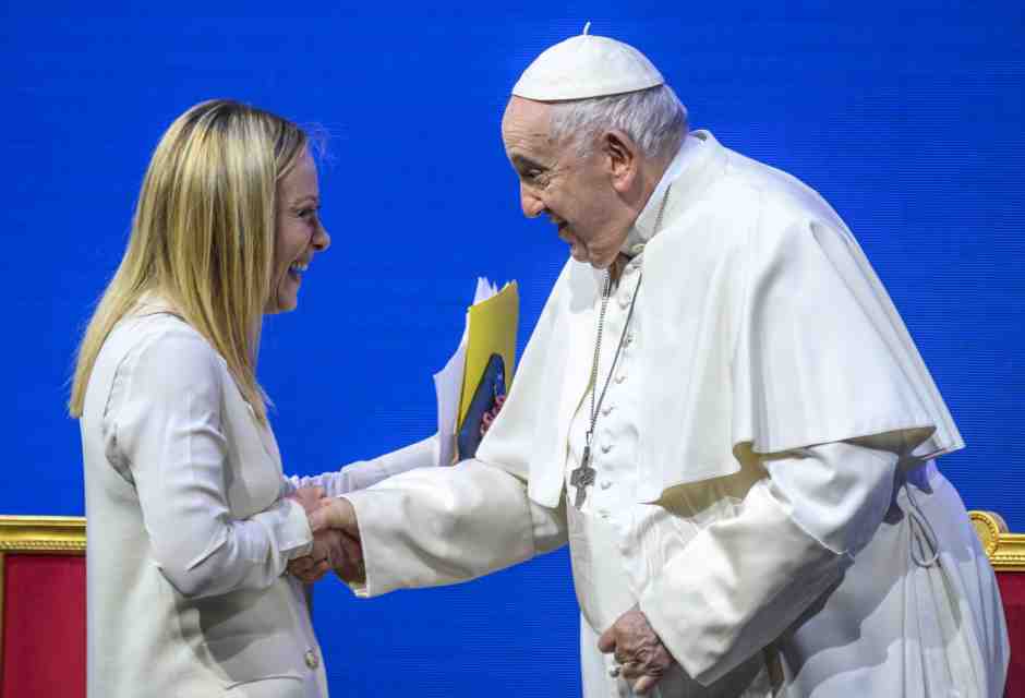<font face="Arial, Verdana, sans-serif"><span style="font-size: 12px;"><b>Giorgia Meloni e Papa Francesco - foto via Getty Images</b></span></font>