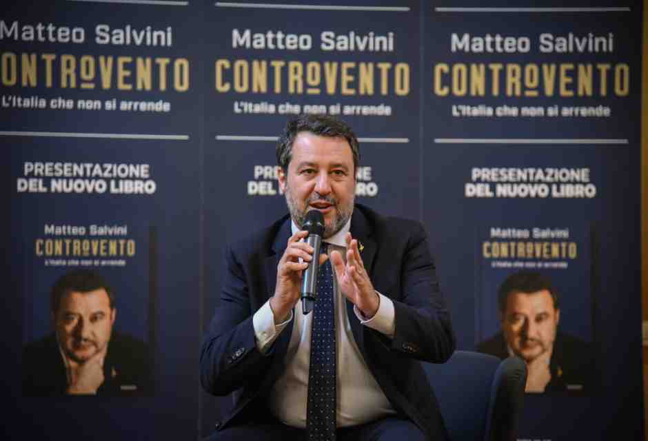 Il general Salvini, ufficializza Vannacci, ma i leghisti salgono in collina. Resistenza, con sbadigli