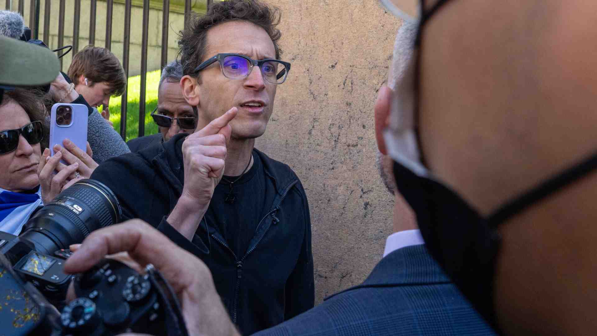 Immagine di Shai Davidai, di sinistra e contro Netanyahu, protesta contro gli studenti della Columbia