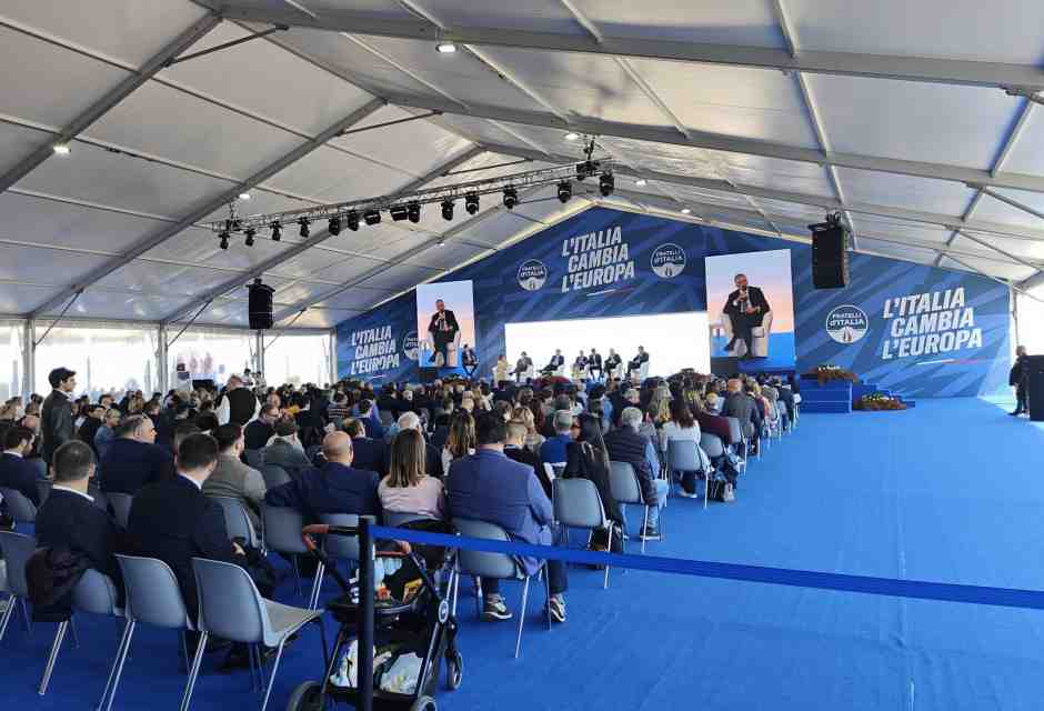 La lunga attesa di Giorgia: scene dalla seconda giornata della convention FdI a Pescara