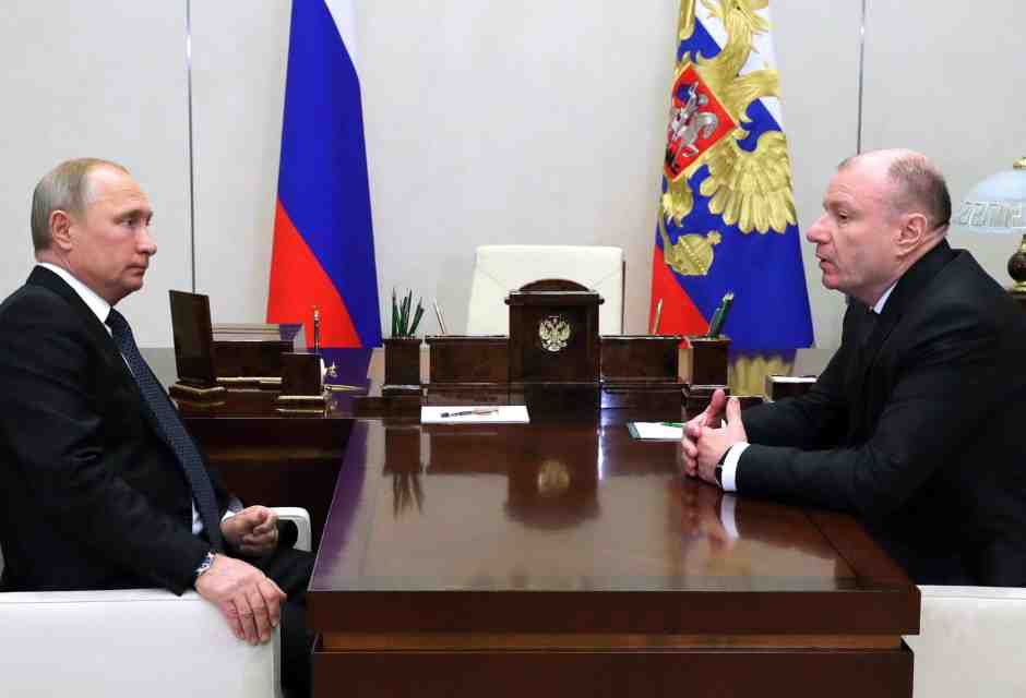 Il presidente Vladimir Putin insieme al presidente della societ&agrave;&nbsp;<strong style="font-family: Arial, Verdana, sans-serif; font-size: 12px;">Norilsk Nickel</strong>