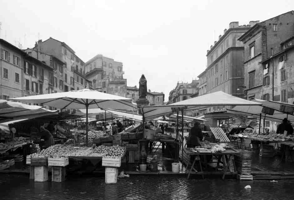 &nbsp;Mercato in Piazza Campo de Fiori nel 1984 - foto via Getty Images