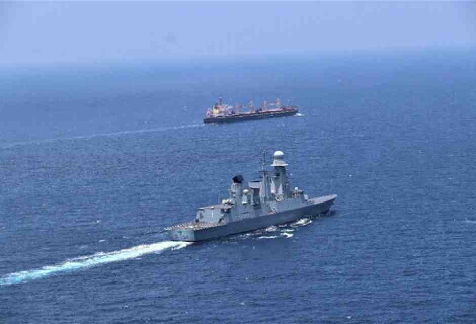 La fregata italiana Federico Martinengo scorta un mercantile nel Golfo di Aden (foto Eunavformed Aspides)