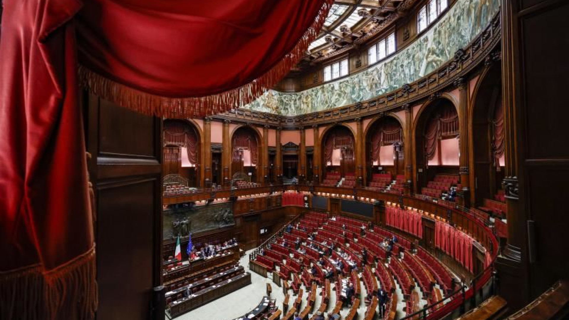 Immagine di Autonomia, un debutto tra le polemiche. Fontana: garantirò onore della Camera