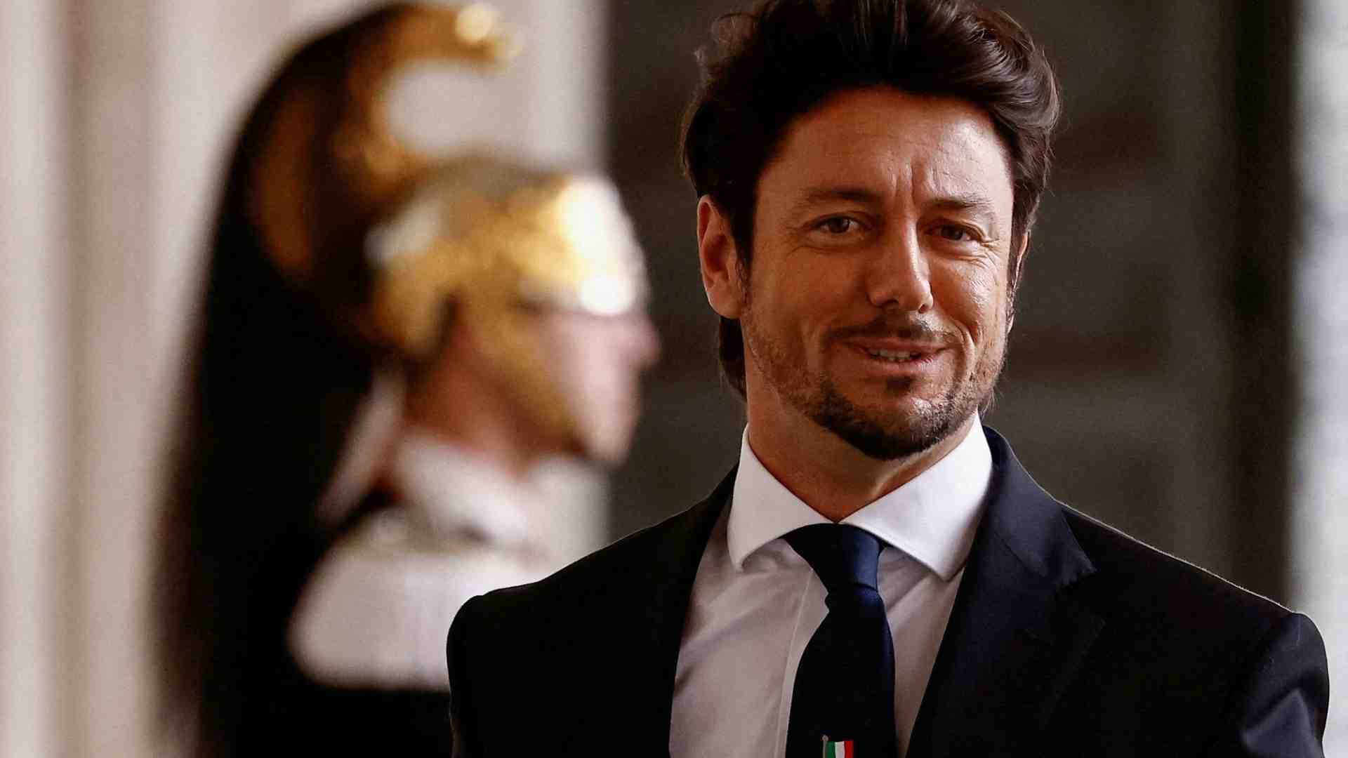 Immagine di Chi spiava l'auto di Giambruno? Mantovano: «Estranei ai servizi»