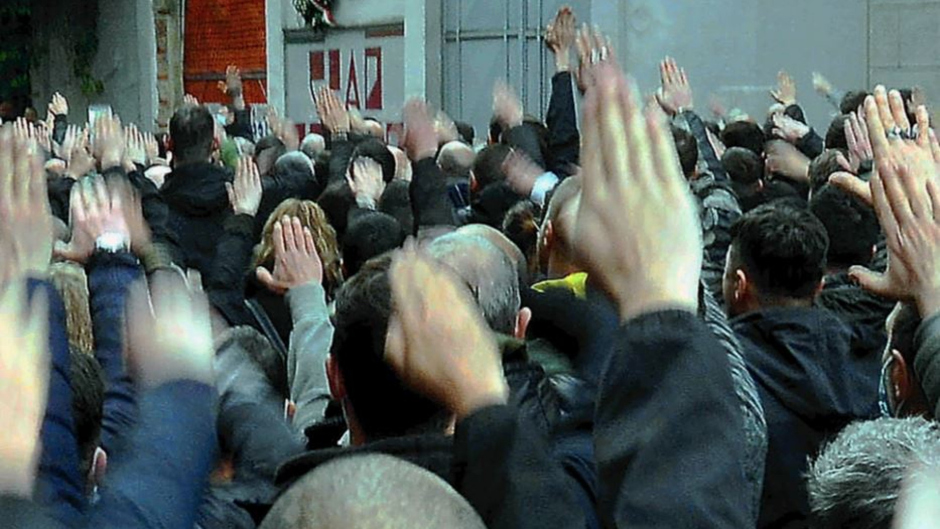 Immagine di In mille alla fiaccolata per Ramelli fanno il saluto romano