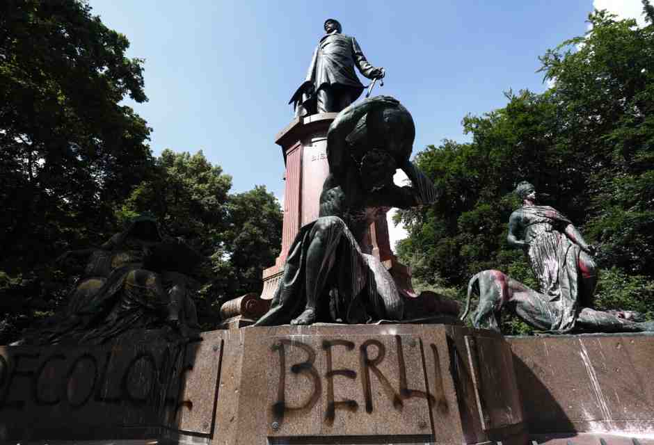 &ldquo;Decolonizzare&rdquo; Berlino: in Germania, nel luglio 2020, ne aveva fatto le spese il monumento a Bismarck (foto Epa/Ansa)&nbsp;<br />