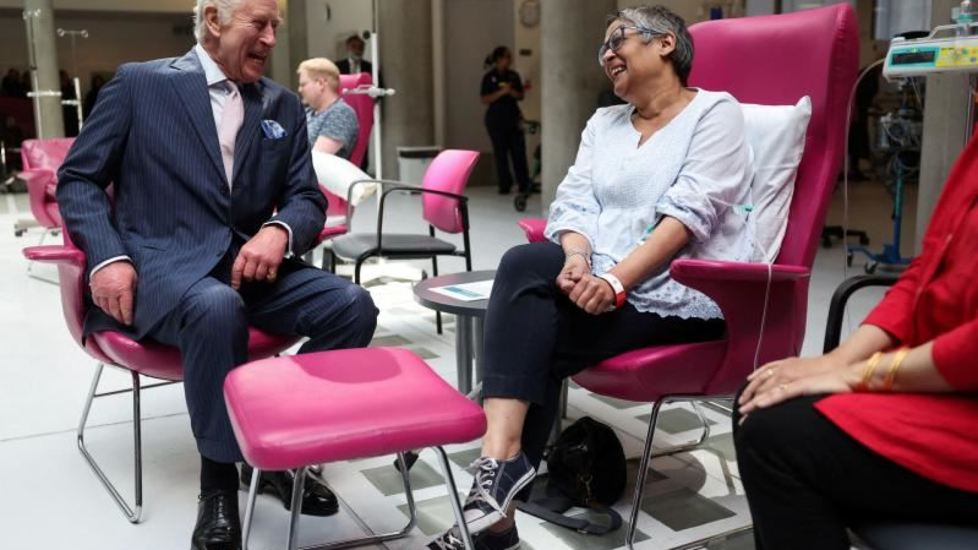 Immagine di Re Carlo torna in pubblico. Malato tra i malati di un oncologico