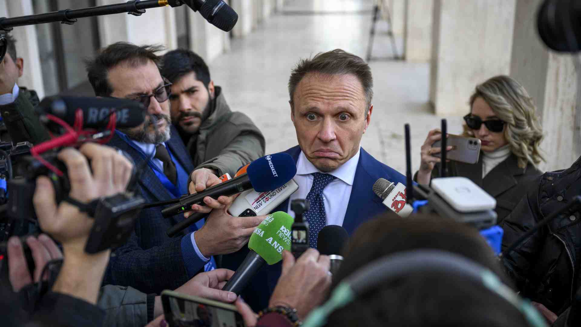 Immagine di "L'uomo è l'unico essere senziente". Perché l'ennesima trovata del ministro Lollobrigida è una fake news