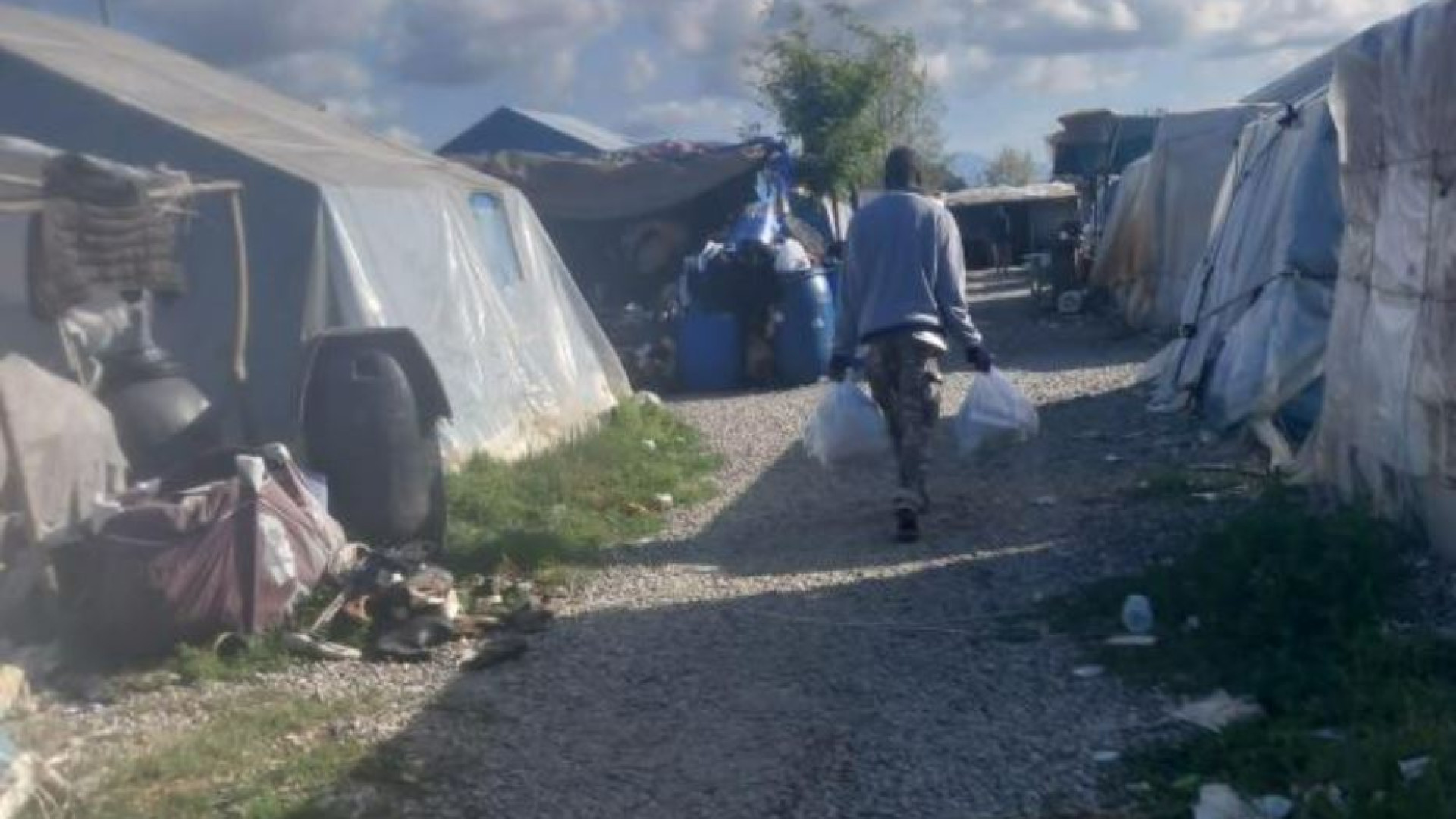 Immagine di Viaggio nel ghetto dei braccianti. C'è un racket anche per l’acqua calda