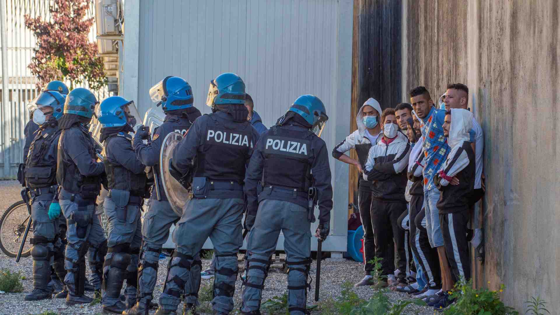 Immagine di Migrante ucciso fuori dal Cas. Nuove denunce sui Cpr