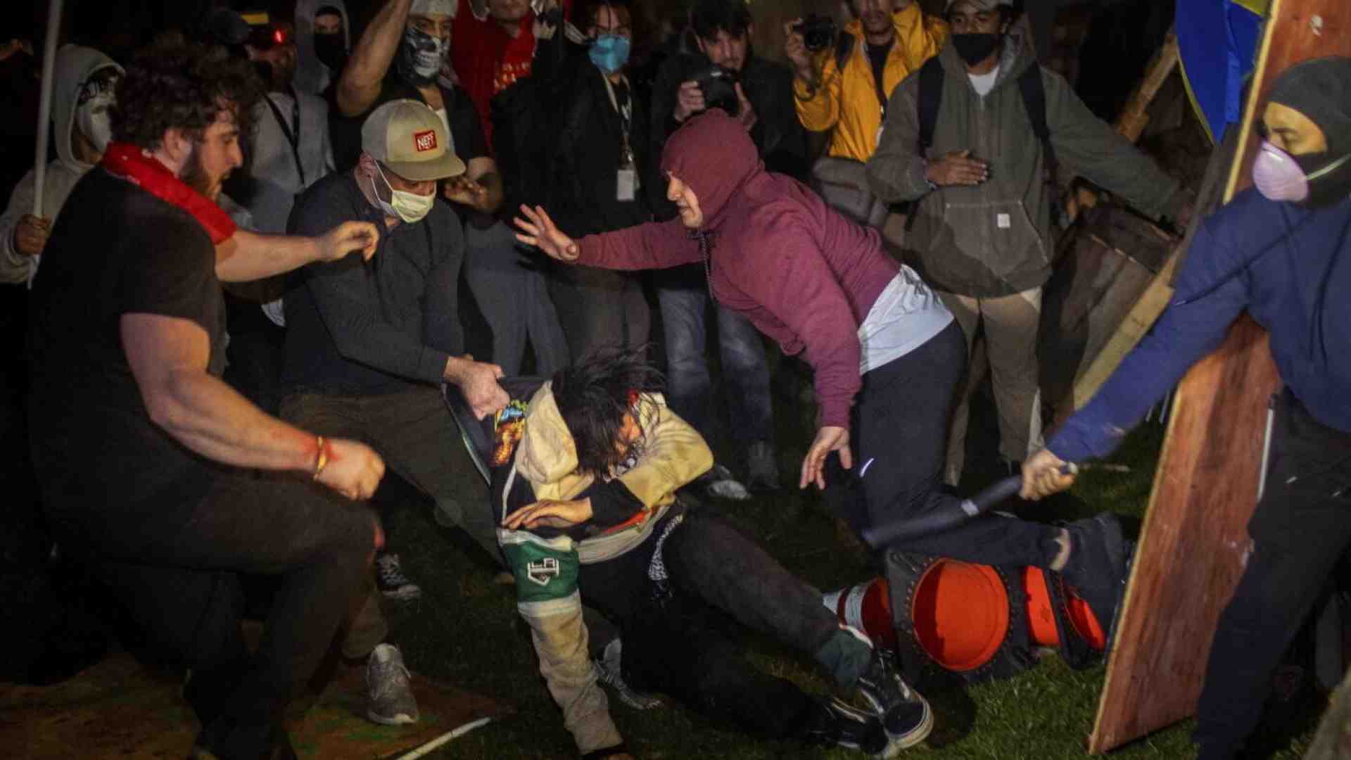 Immagine di Sgomberi e tensioni con la polizia per le proteste pro Palestina nei campus americani