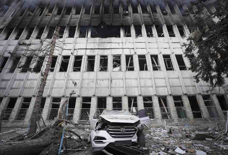 &nbsp;Un'auto danneggiata sul luogo di un attacco russo a Kharkiv, in Ucraina, il 20 marzo scorso (Foto AP/Andrii Marienko)