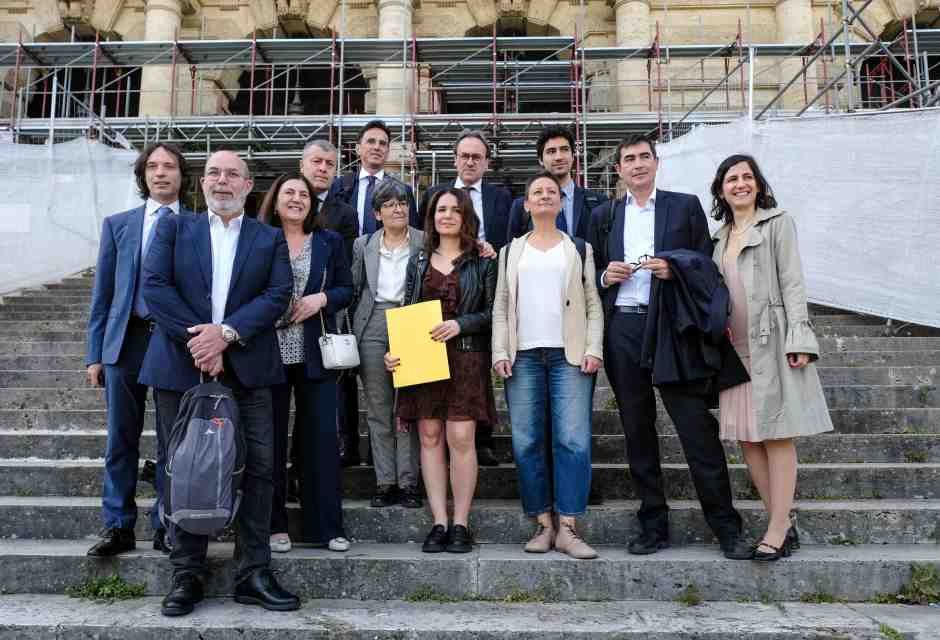 I parlamentari di opposizione depositano il testo di legge in Cassazione (Ansa)