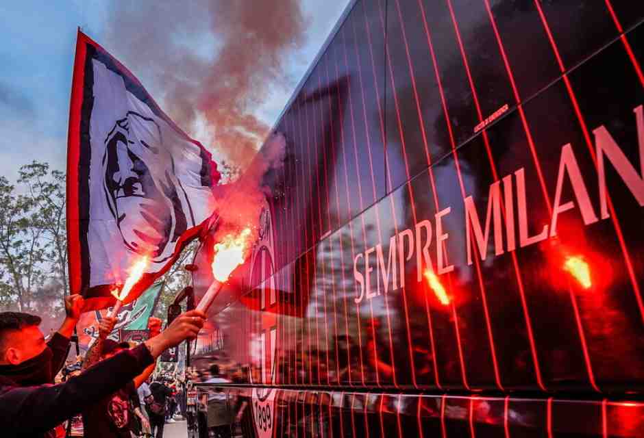 Tifosi rossoneri - foto LaPresse