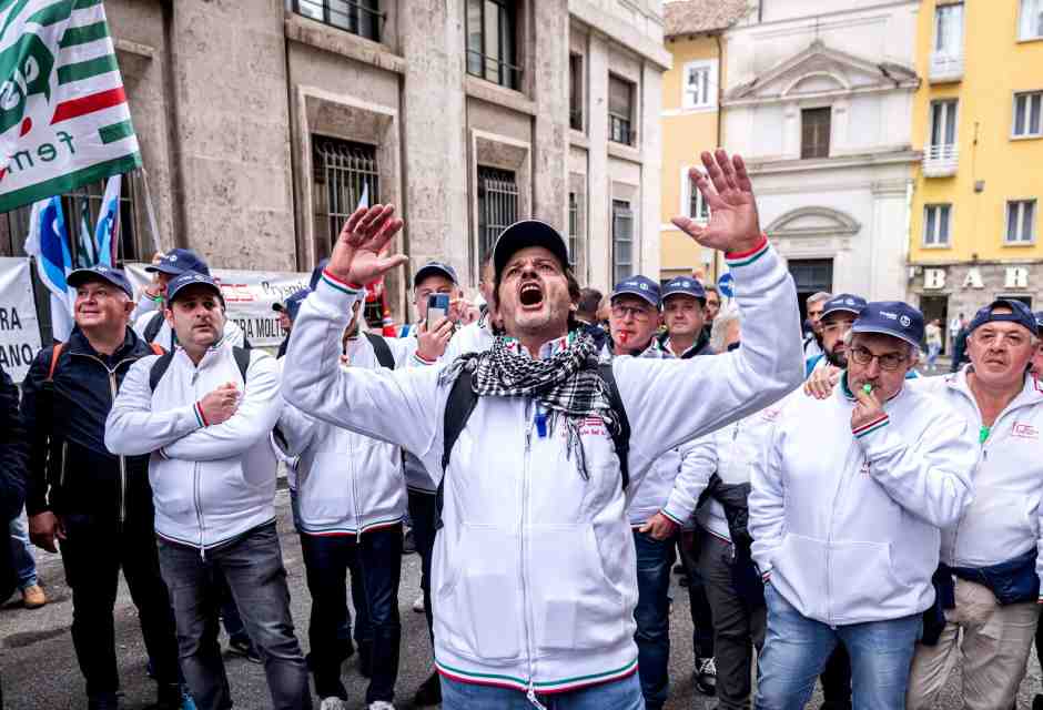 &nbsp;I lavoratori di Prysmian contro la chiusura dello stabilimento a Battipaglia - foto via Getty Images