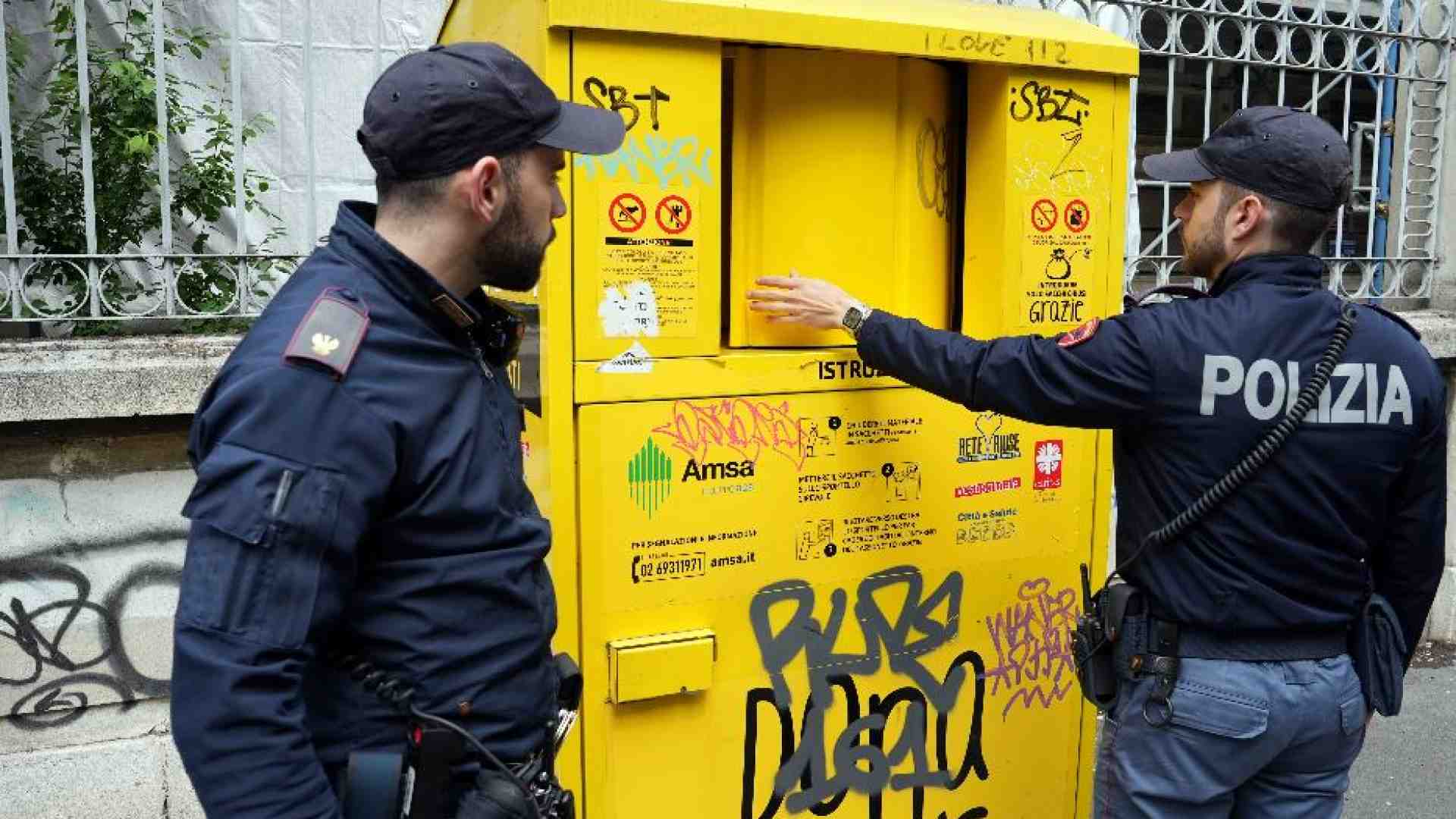 Immagine di Morire nel cassonetto degli abiti usati per cercare un maglione