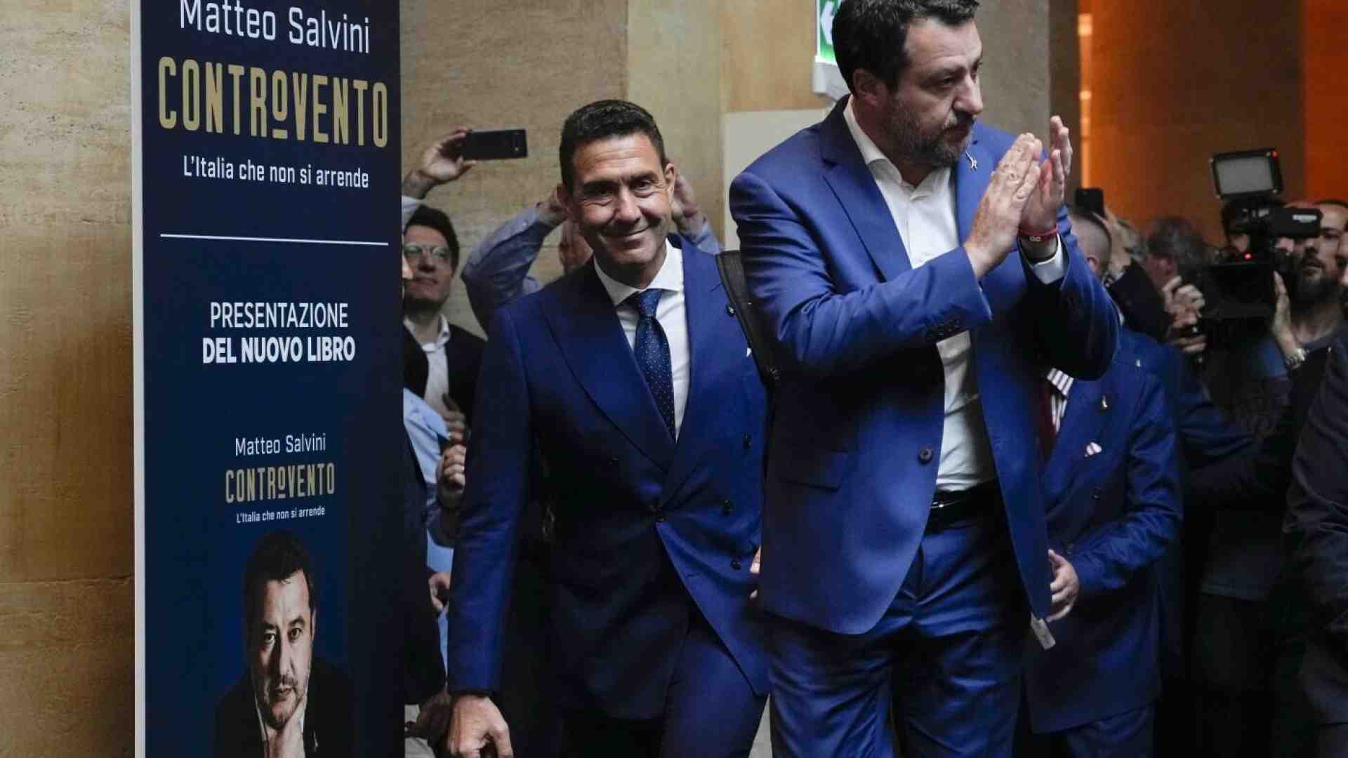 Immagine di Il mondo al contrario dei nazionalisti allo specchio di Amazon
