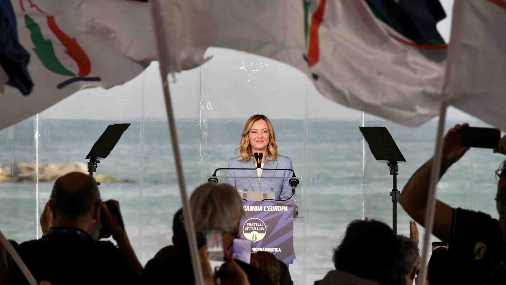 Immagine di Mentre il Pd apre (fin troppo) il partito, FdI alle europee punta tutto sulla vecchia guardia: zero sorprese
