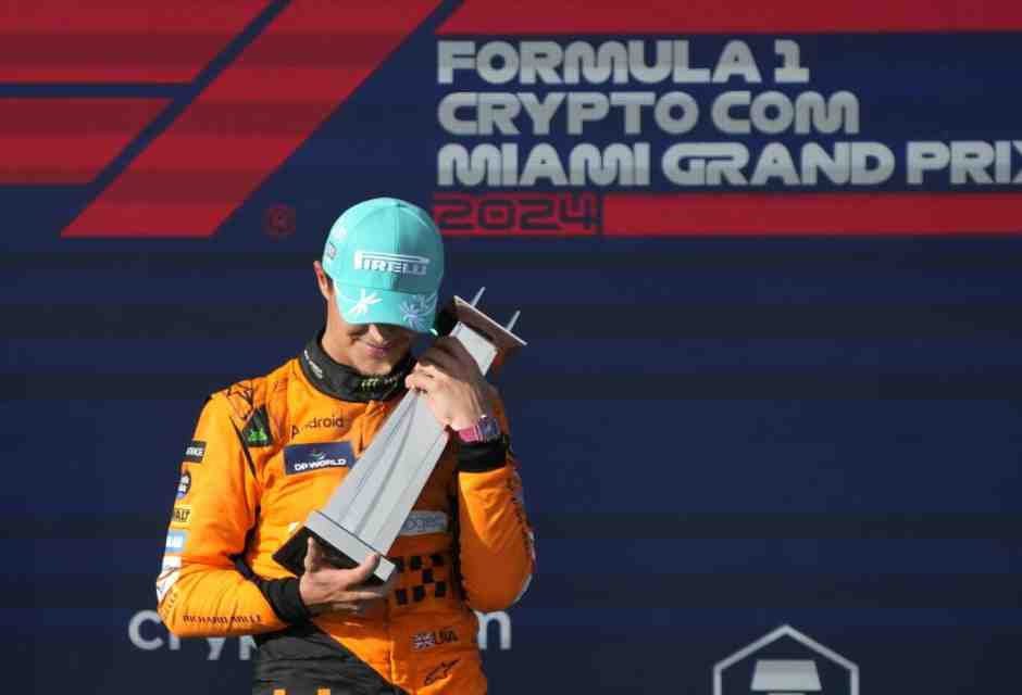 Lando Norris sul podio del Gp di Miami (foto Ap, via LaPresse)