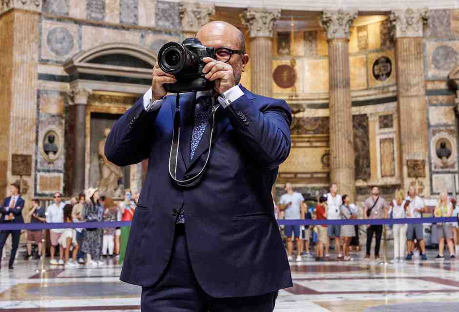 Il ministro della Cultura, Gennaro Sangiuliano, in visita al Pantheon (foto LaPresse)