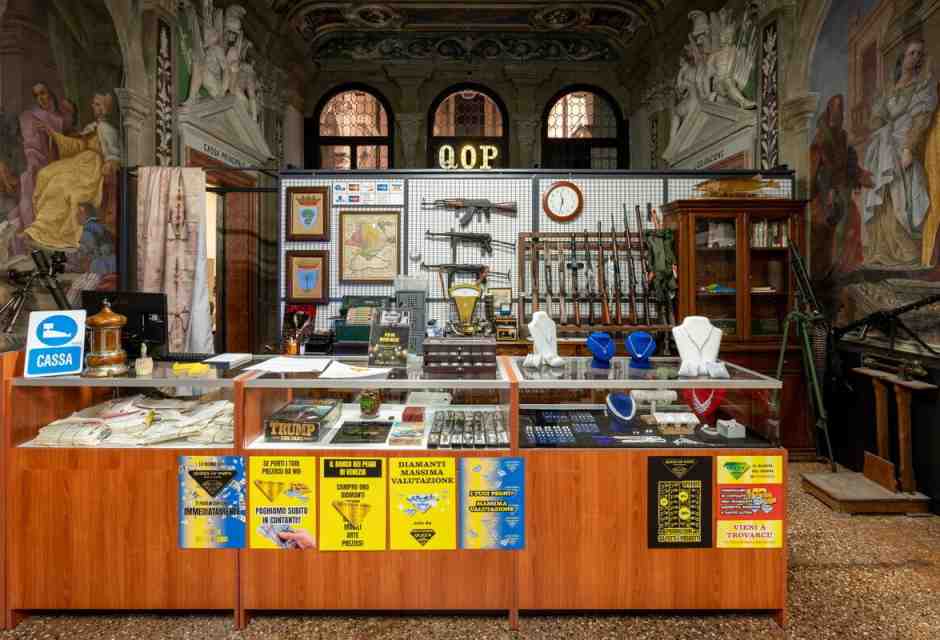 Una sala della mostra “Monte di pietà” (foto Marco Cappelletti, courtesy Fondazione Prada) <br />