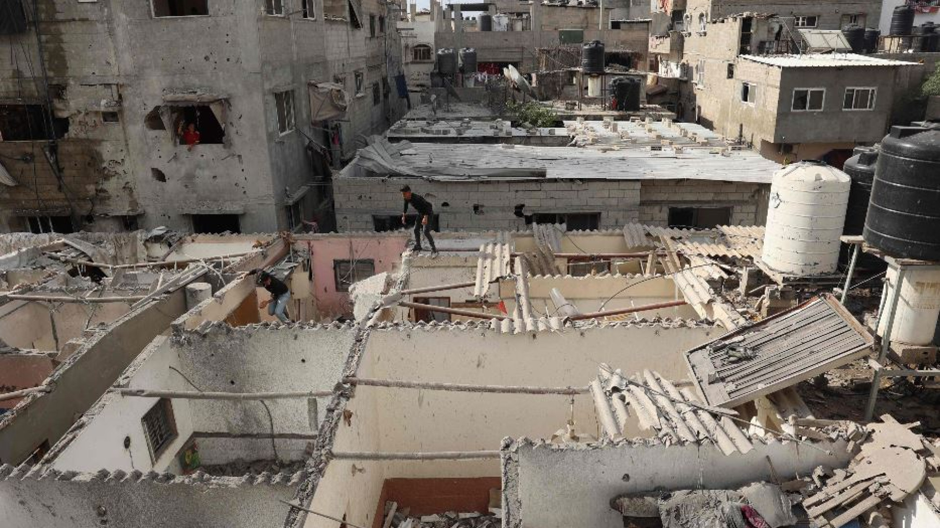Immagine di Israele controlla il valico di Rafah dal lato palestinese. Ma sarà lunga