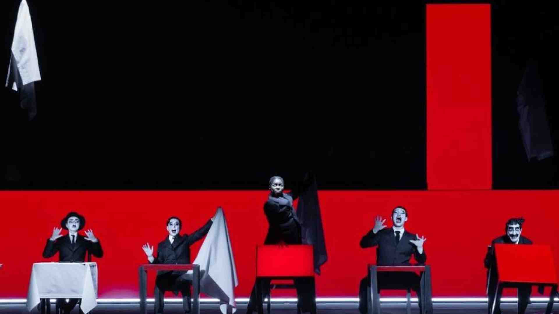 Immagine di Bob Wilson e la costellazione Pessoa: a Firenze la prima mondiale