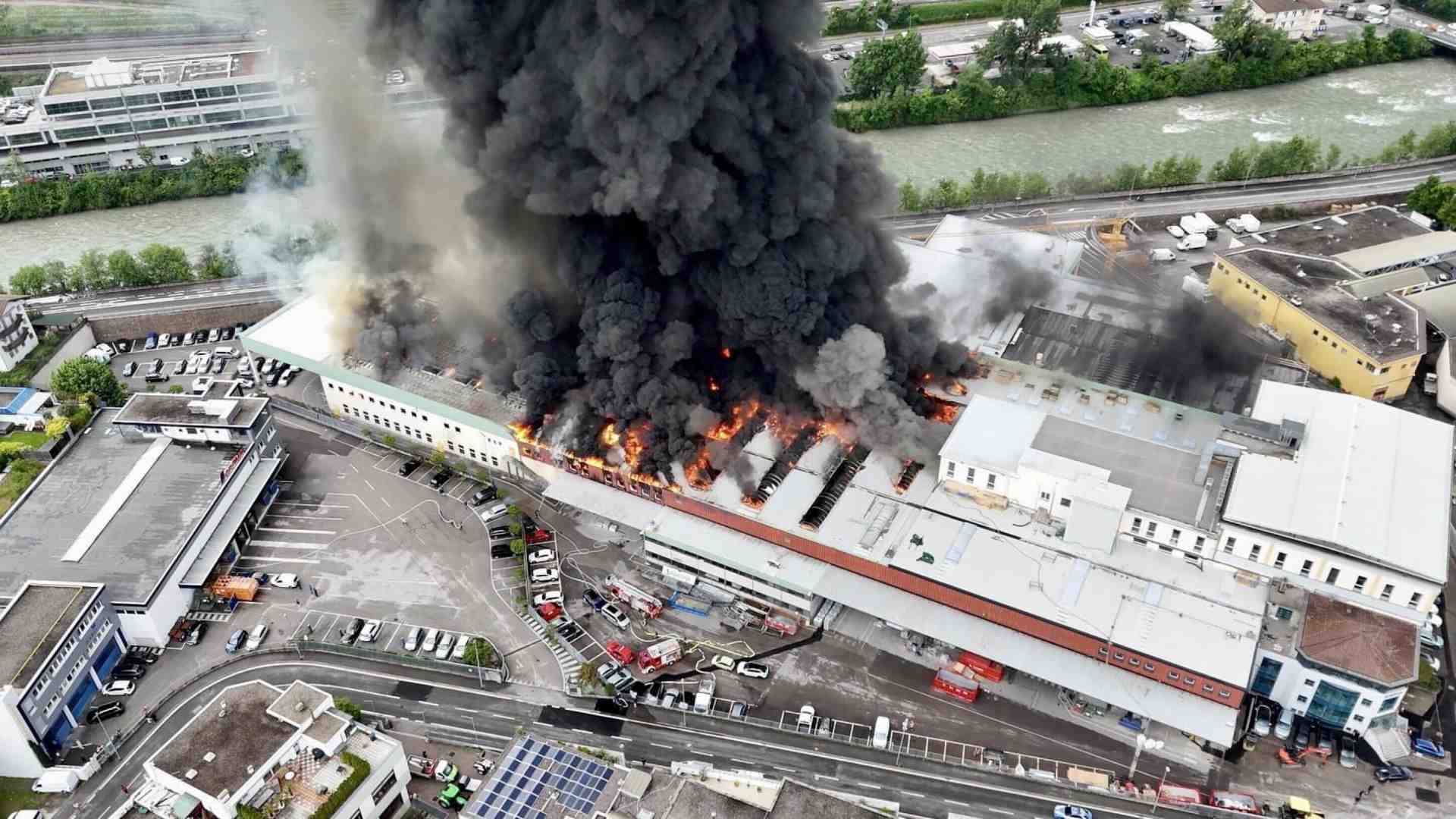 Immagine di Il grande incendio nell'azienda di colonnine elettriche Alpitronic