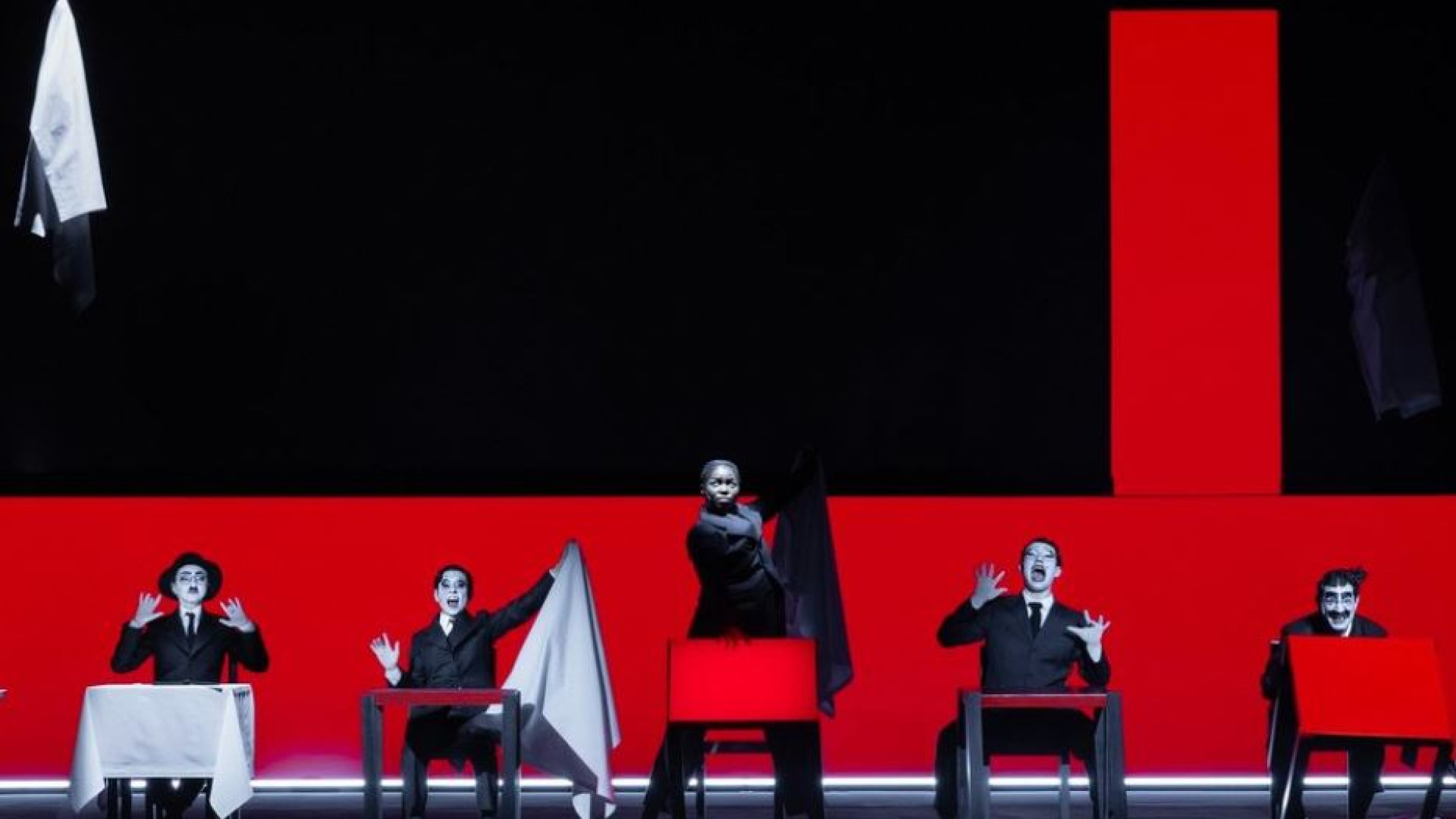 Immagine di Bob Wilson e la costellazione Pessoa: a Firenze la prima mondiale
