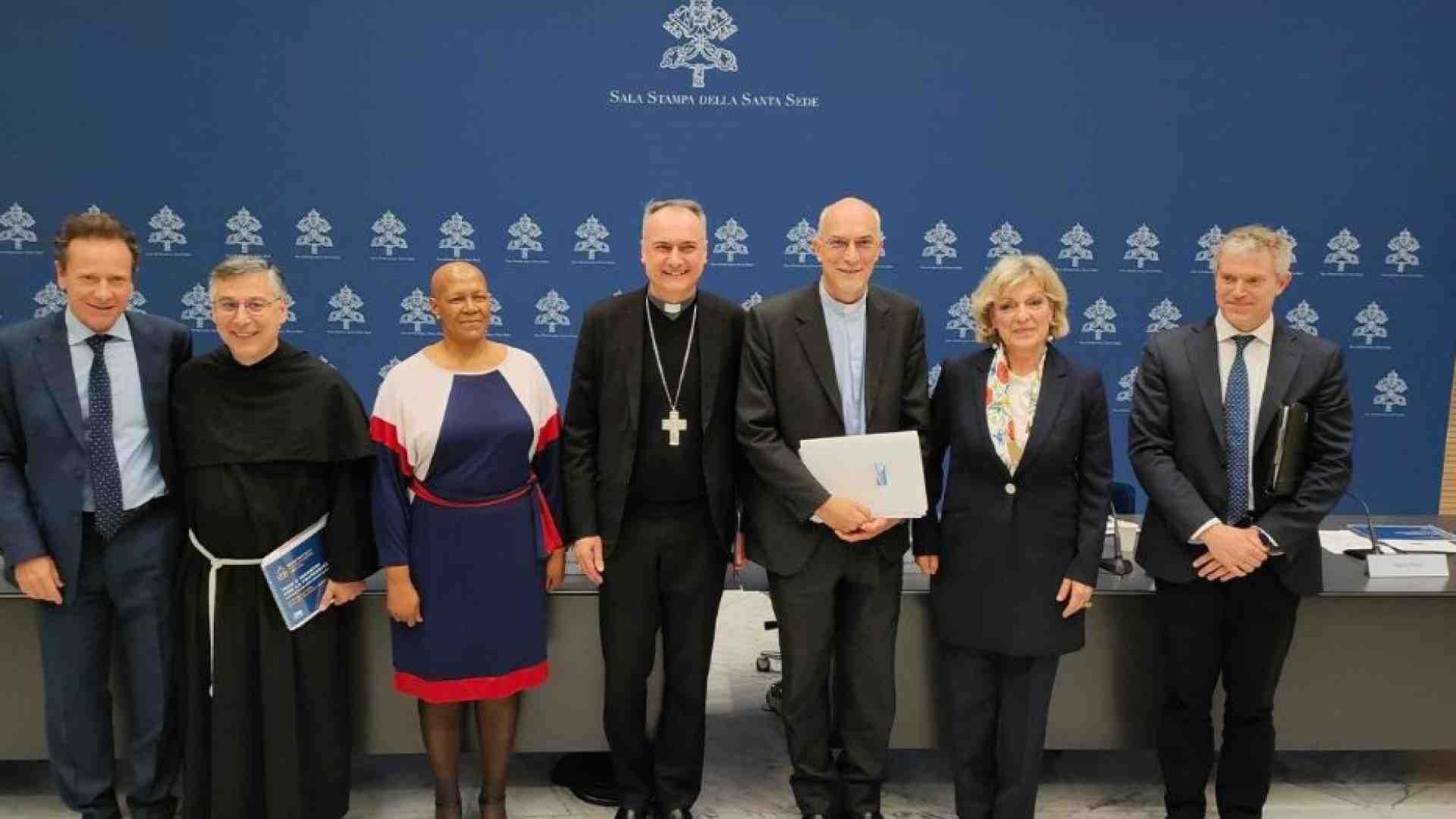 Immagine di Francesco e i premi Nobel per la pace: dodici tavoli per un mondo più umano