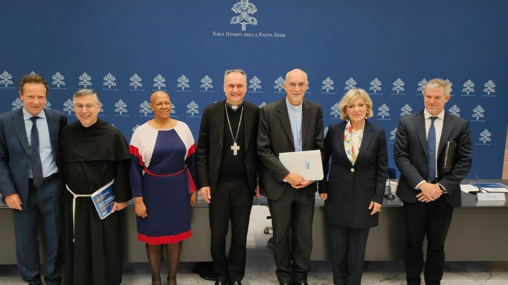 Immagine di Francesco e i premi Nobel per la pace: dodici tavoli per un mondo più umano