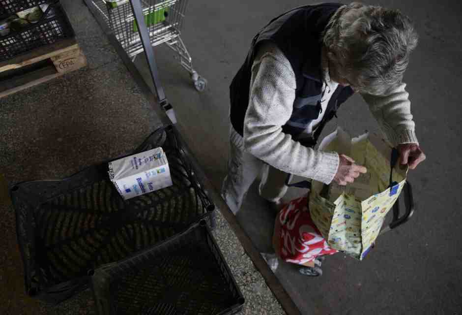 Roma, nella sede della Croce Rossa per ricevere i pacchi degli aiuti alimentari (LaPresse) <br />