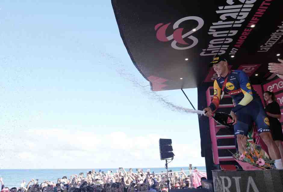 Jonathan Milan festeggia il successo delle quarta tappa del Giro d'Italia 2024 (foto LaPresse)