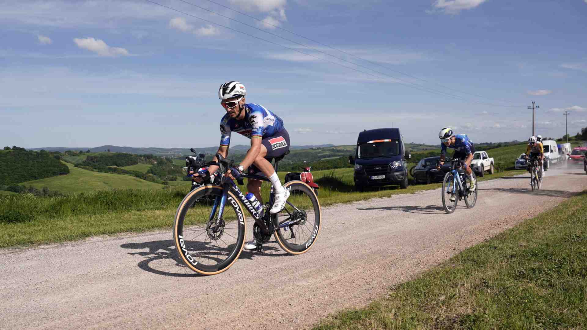Immagine di Al Giro d'Italia polvere di Julian Alaphilippe