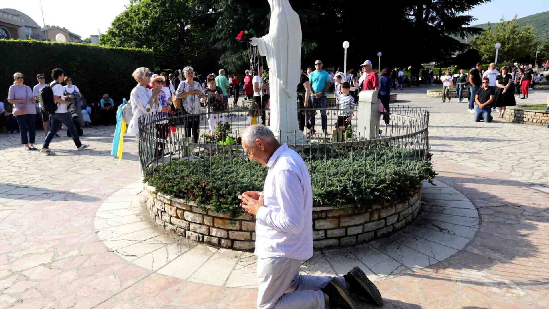 Immagine di Madonne e postine. In arrivo nuove norme (più rigide) per valutare le apparizioni. E Medjugorje?