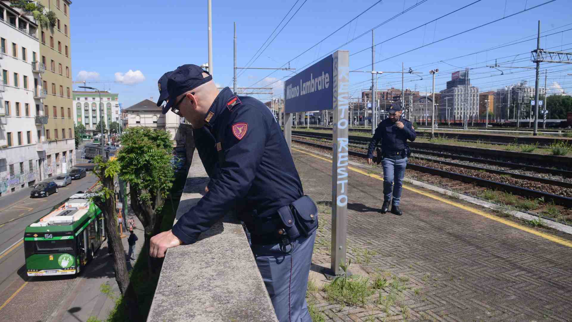 Immagine di Poliziotto accoltellato nella notte a Milano, polemiche sulla sicurezza